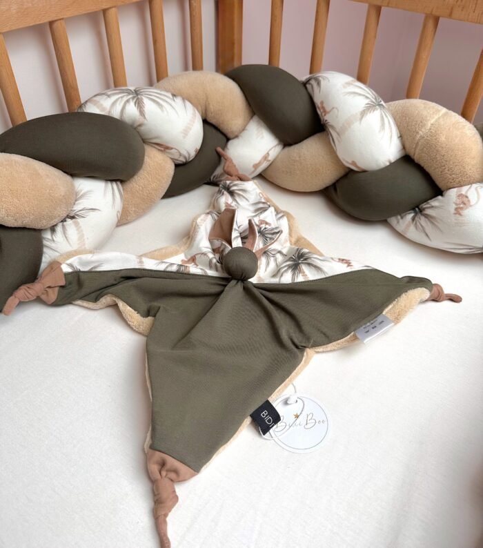La tresse de lit Monkey Bidi'Boo : une décoration ludique pour le lit de votre enfant. Accompagnée du doudou lapin Monkey, c'est un ensemble adorable qui offre confort et douceur. Fait main avec soin, chaque pièce est unique. Offrez à votre enfant une expérience de sommeil agréable et amusante.