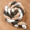 L'image représente la Tresse de Lit Monkey Bidi'Boo, un accessoire adorable et ludique pour décorer le lit de votre enfant. Les motifs de singe espiègles et les couleurs douces sont parfaitement capturés, reflétant la douceur et la fantaisie de cette tresse de lit. L'image met en valeur la qualité de fabrication artisanale et les détails soignés de cet accessoire. Elle offre un aperçu visuel de la longueur idéale de la tresse de lit, qui s'étend sur le bord du lit, ajoutant une protection pratique tout en créant une atmosphère joyeuse dans la chambre. Cette image incite à plonger dans l'univers ludique de la Tresse de Lit Monkey Bidi'Boo et à offrir à votre enfant un lit confortable et amusant.